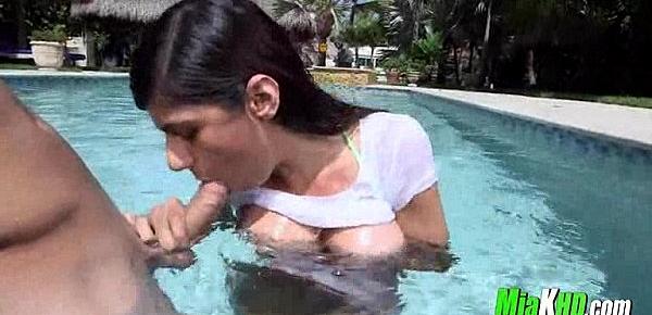  Mia Khalifa Sucking Dick in the Pool